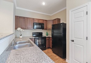 20% OFF Updated 3BR 2.5BTH Townhome - Pet-friendly - Fast WiFi-Driveaway Parking