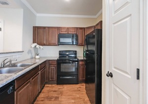 20% OFF Updated 3BR 2.5BTH Townhome - Pet-friendly - Fast WiFi-Driveaway Parking
