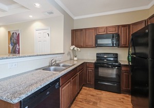 20% OFF Updated 3BR 2.5BTH Townhome - Pet-friendly - Fast WiFi-Driveaway Parking
