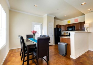 20% OFF Updated 3BR 2.5BTH Townhome - Pet-friendly - Fast WiFi-Driveaway Parking