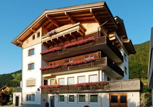 200 m² Apartment ∙ 6 bedrooms ∙ 14 guests