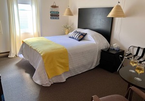 205 - Standard Rm 1 Queen Bed - 2nd Floor
