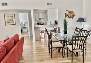 2BR 2BA New King Mattress, Walk-In Shower, Pool, Balcony, Tennis, Pickleball