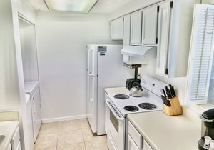 2BR 2BA New King Mattress, Walk-In Shower, Pool, Balcony, Tennis, Pickleball