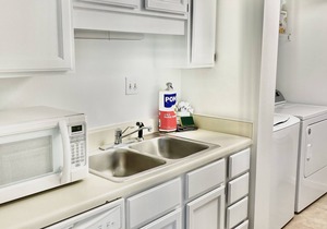 2BR 2BA New King Mattress, Walk-In Shower, Pool, Balcony, Tennis, Pickleball