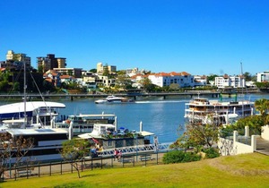 2BR BEAUTIFUL River Retreat ★Pool★Wine★Gym★Netflix