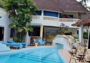 3 Bed Villa - Sleeps 6 - Wifi - Parking