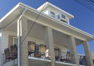 3 Bedroom 1 & 1/2 bath, 2 Blocks from Beach