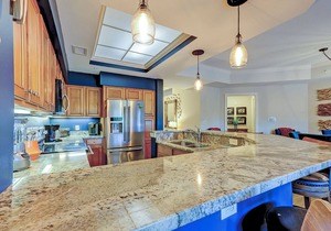 3 Bedroom/3 Bathroom Vibrant and Fun Villa - Gated Complex - Harbour Views