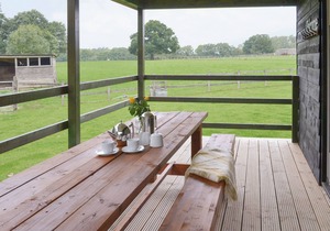3 bedroom accommodation in Blacknest, near Alton