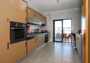 3-Bedroom Apt, Sleeps 6, Pool, Gym & Jacuzzi