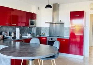 3-room apartment with air conditioning and parking, 200m from the beach