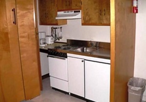 3-Star Hotel ∙ Evergreen Valley Inn