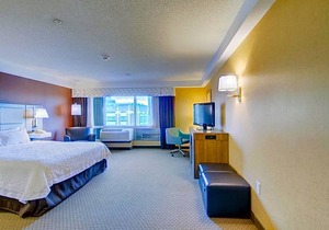 3-Star Hotel ∙ Hampton Inn & Suites Boston Crosstown Center