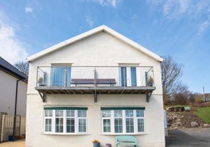 3 The Coach House - Penthouse Apartment