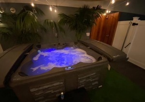 30’ From Sand- Studio Full Bath/Kitchen/In-Unit Laundry & Garage