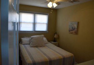 308 Webster Ave 2nd floor apartment, sleeps 10 w/beach badges - walk to beach