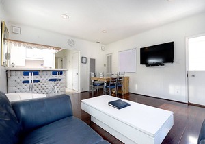 319CE: Budget-friendly Cottage, 2.5 Blocks to Beach and Shops + WIFI