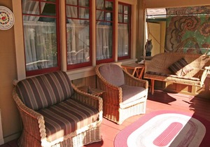 329CA: Quaint Cottage in Avalon, Arts & Crafts Style, Charming Front Porch, A/C