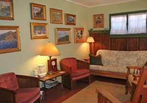 329CA: Quaint Cottage in Avalon, Arts & Crafts Style, Charming Front Porch, A/C