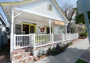 330S: Charming Catalina Cottage, Large Porch, 2.5 Blocks to Beach - 330 Sumner A