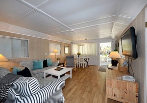 334S: Quaint Catalina Cottage, Large Porch, BBQ, WIFI, Min Away from Beach - 334