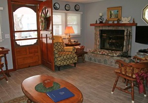 358S: Charming Cottage, Spacious Front Porch & Patio, BBQ, WIFI - 358 Sumner Ave