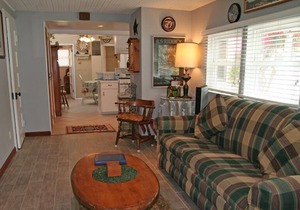 358S: Charming Cottage, Spacious Front Porch & Patio, BBQ, WIFI - 358 Sumner Ave