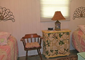 358S: Charming Cottage, Spacious Front Porch & Patio, BBQ, WIFI - 358 Sumner Ave