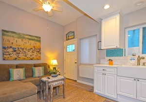 359SC: Cozy Triplex Unit C,Lower level, 2.5 Blocks to Beach + WIFI - 359 Sumner