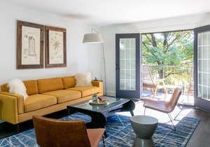 3BR Suite: DT Nash, Full Kitchen & Living Room