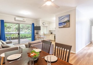 4 'Adriana', 83 Ronald Avenue - open plan living with backyard