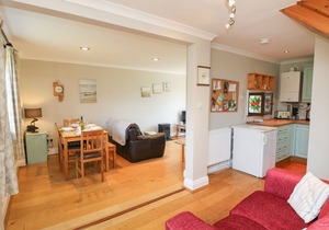 4 AFTON BARNS, pet friendly, character holiday cottage in Freshwater