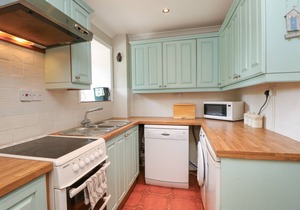 4 AFTON BARNS, pet friendly, character holiday cottage in Freshwater