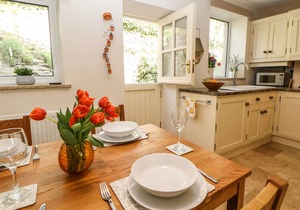 4 ALMA ROAD, pet friendly, with open fire in Tideswell