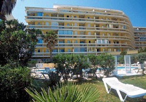 4 assets: directly in the water, sea view, pool, parking