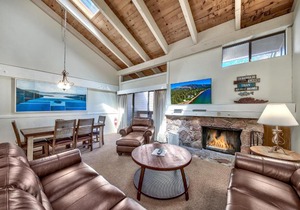 4 BD Townhome Near Lake Tahoe Shore with Shared Outdoor Pool & Hot Tub townhouse