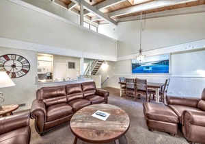 4 BD Townhome Near Lake Tahoe Shore with Shared Outdoor Pool & Hot Tub townhouse