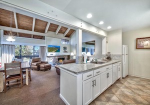 4 BD Townhome Near Lake Tahoe Shore with Shared Outdoor Pool & Hot Tub townhouse