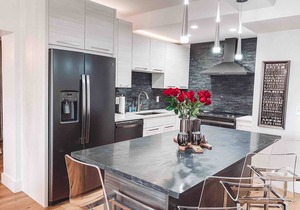 4 Bedroom Penthouse Suite - Music Row - Guitar Pool - Sleeps 12