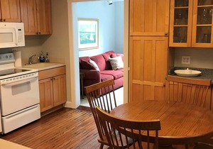 4 BR/3BA home in the heart of Historic Downtown Annapolis. 1 1/2 blocks from the Naval Academy