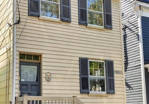 4 BR/3BA home in the heart of Historic Downtown Annapolis. 1 1/2 blocks from the Naval Academy