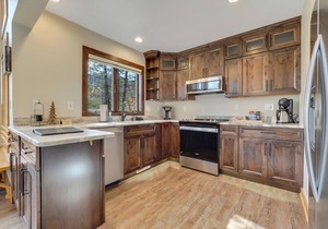 4BR Boyneland Slopeside Disciples Village Condo | Fireplace| Ski Cubbies