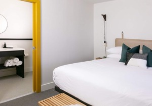 4BR Suite: DT Nash, Full Kitchen/Living, Sleeps 12