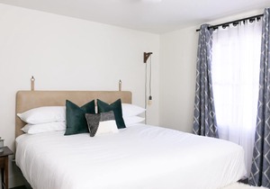 4BR Suite: DT Nash, Full Kitchen/Living, Sleeps 12