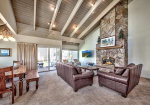 5 Bedroom Lakeview Townhouse - Sleeps up to 12 guests! townhouse