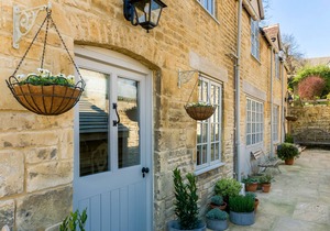 5* Gorgeous Stone Cottage in an Idyllic Picture Postcard Village. Parking/Garden