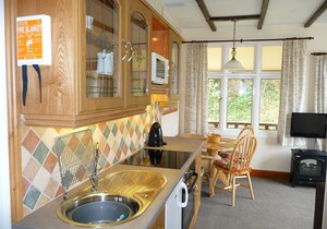 5~Short walk~Beach~Pubs~Shops: Chlorine safe Pool and Hot tub, Games room, WiFi