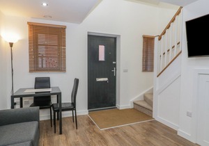 5 THE VAULTS, romantic, character holiday cottage in Glastonbury