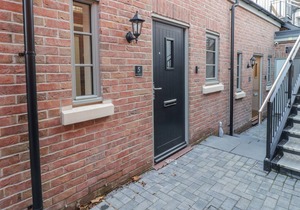 5 THE VAULTS, romantic, character holiday cottage in Glastonbury